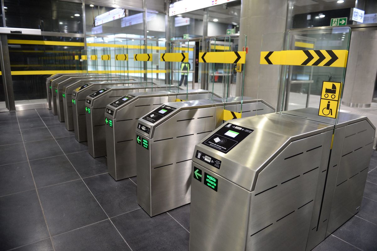 Metro Warszawskie. Bramki II linii będą dostosowane do biletów z kodem QR