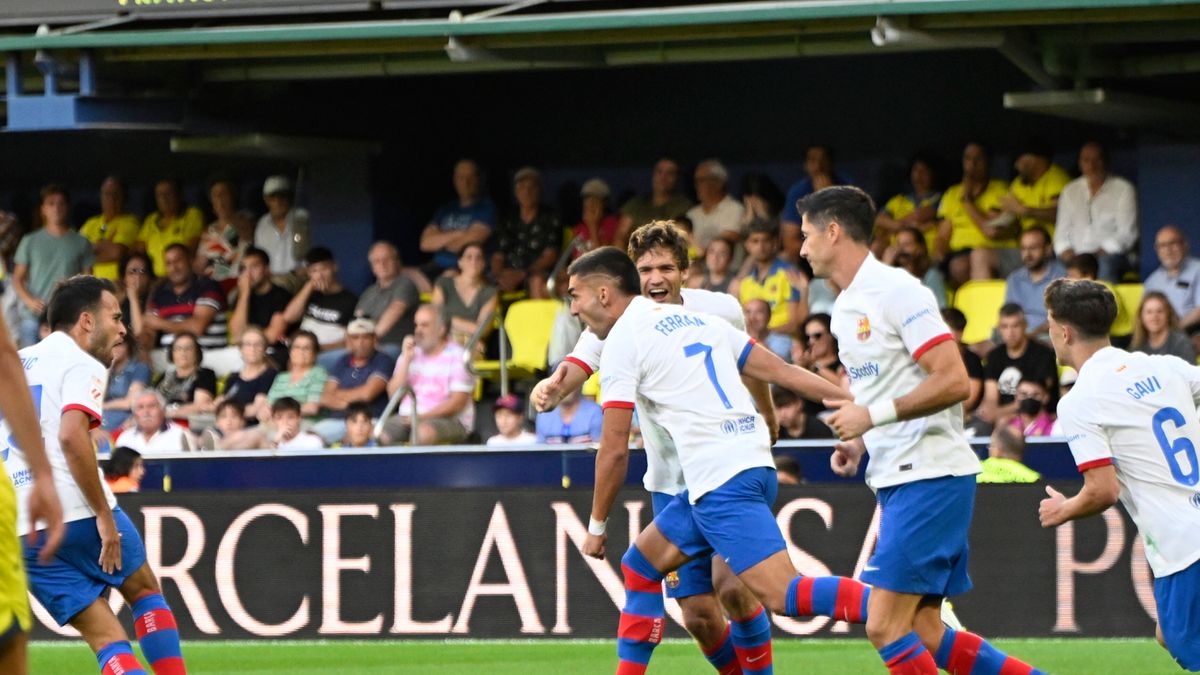 PAP/EPA / ANDREU ESTEBAN / Na zdjęciu: piłkarze FC Barcelony