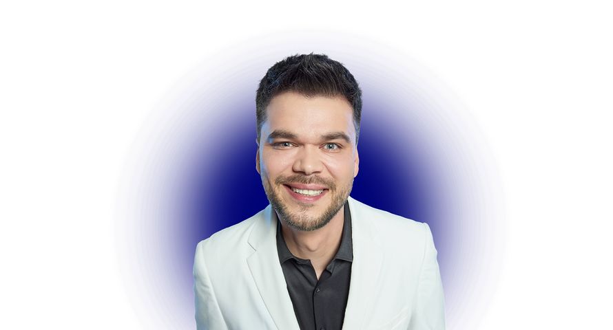 Podbił internet wytykając absurdy "Sprawy dla reportera". Teraz jest twarzą kampanii Komputronika