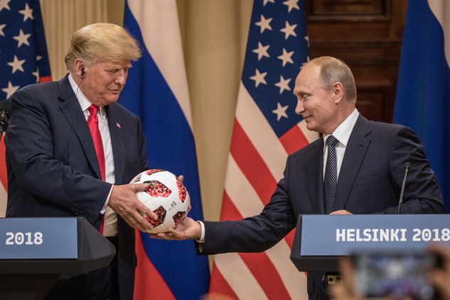 Lipiec 2018. Władimir Putin wręcza piłkę Donaldowi Trumpowi (fot. Chris McGrath / Getty Images)