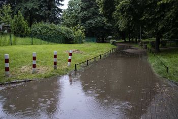Warszawa szykuje się na nawałnice. Służby w gotowości, działa sztab kryzysowy. Uruchomiono numer alarmowy