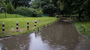 Warszawa szykuje się na nawałnice. Służby w gotowości, działa sztab kryzysowy. Uruchomiono numer alarmowy
