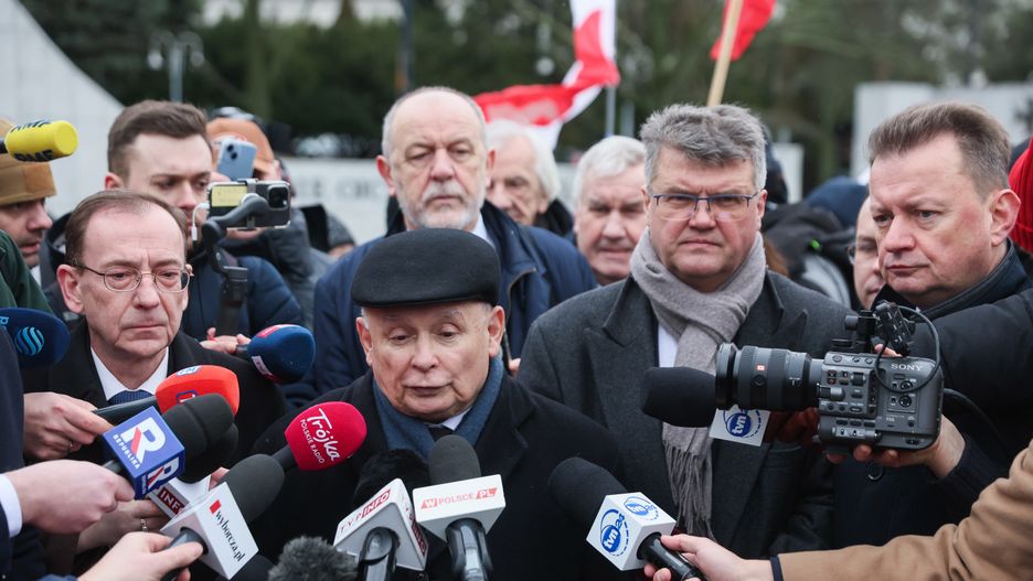 Warszawa, 07.02.2024. Politycy PiS Mariusz Kamiński (2L) i Maciej Wąsik (2P), prezes PiS Jarosław Kaczyński (C dół) i posłowie PiS Mariusz Błaszczak (P) i Jan Mosiński (C góra) przed Sejmem w Warszawie, 7 bm. Mariusz Kamiński i Maciej Wąsik zapowiedzieli swój udział w posiedzeniu izby. (sko) PAP/Leszek Szymański