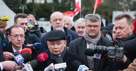 Premier nieobecny w Sejmie. Kaczyński: Niech jeździ na nartach