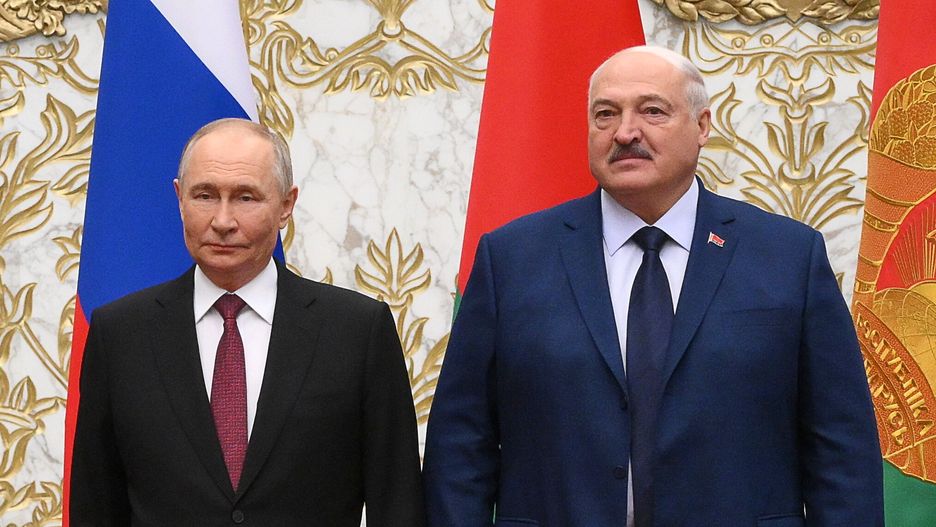 Russian President Vladimir Putin (L) and Belarusian President Alexander Lukashenko pose for photo before a meeting of the Supreme State Council of the Union State of Russia and Belarus, in Minsk, Belarus, 06 December 2024. The meeting marks the 25th anniversary of the Treaty on the Creation of the Union State. EPA/GRIGORY SYSOYEV/SPUTNIK/GOVERNMENT / POOL Dostawca: PAP/EPA.