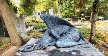 Wielkopolska: Wyjątkowi nawet po śmierci. Nietypowe nagrobki na cmentarzach