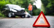 Rydułtowy: Dramatyczny wypadek na Śląsku. BMW wjechało w przydrożne drzewo. Jedna osoba została ranna, 18-latka trafiła do szpitala