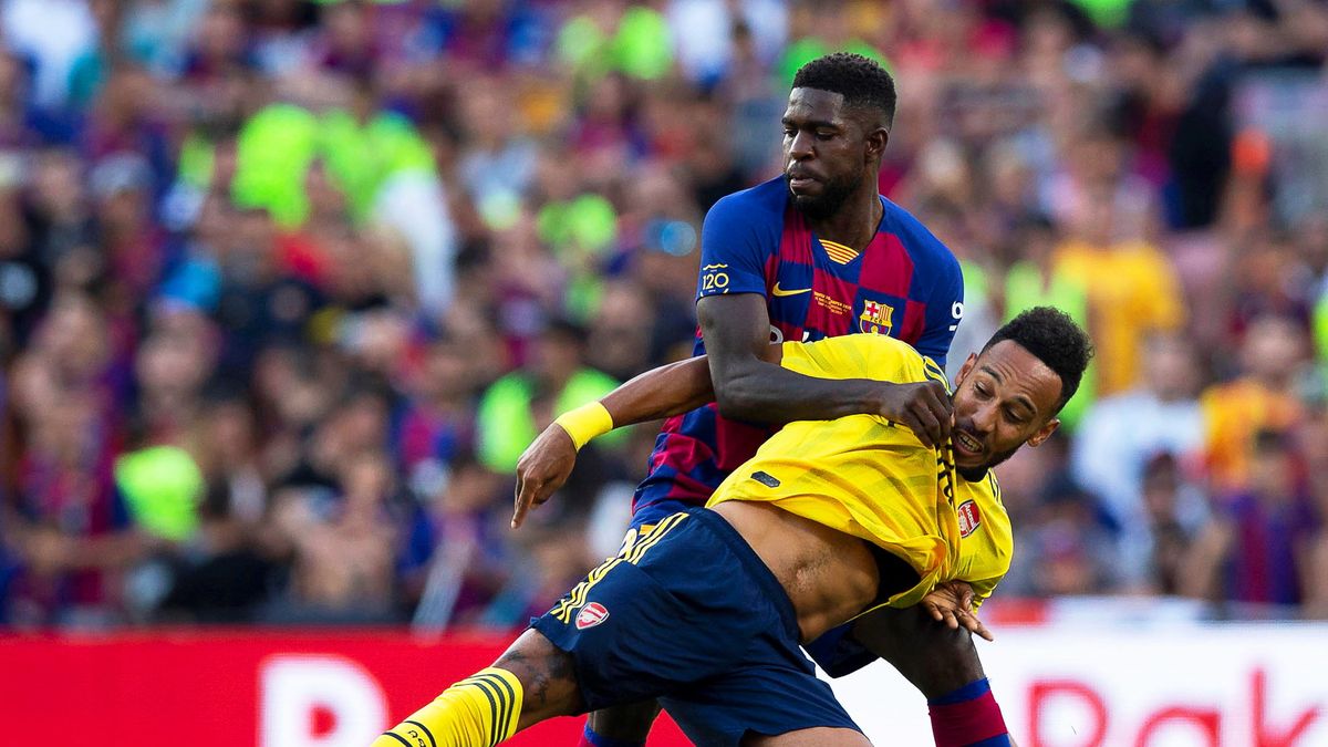 WP SportoweFakty / ENRIC FONTCUBERTA / Na zdjęciu: Samuel Umtiti (z tyłu) i Pierre-Emerick Aubameyang (z przodu)