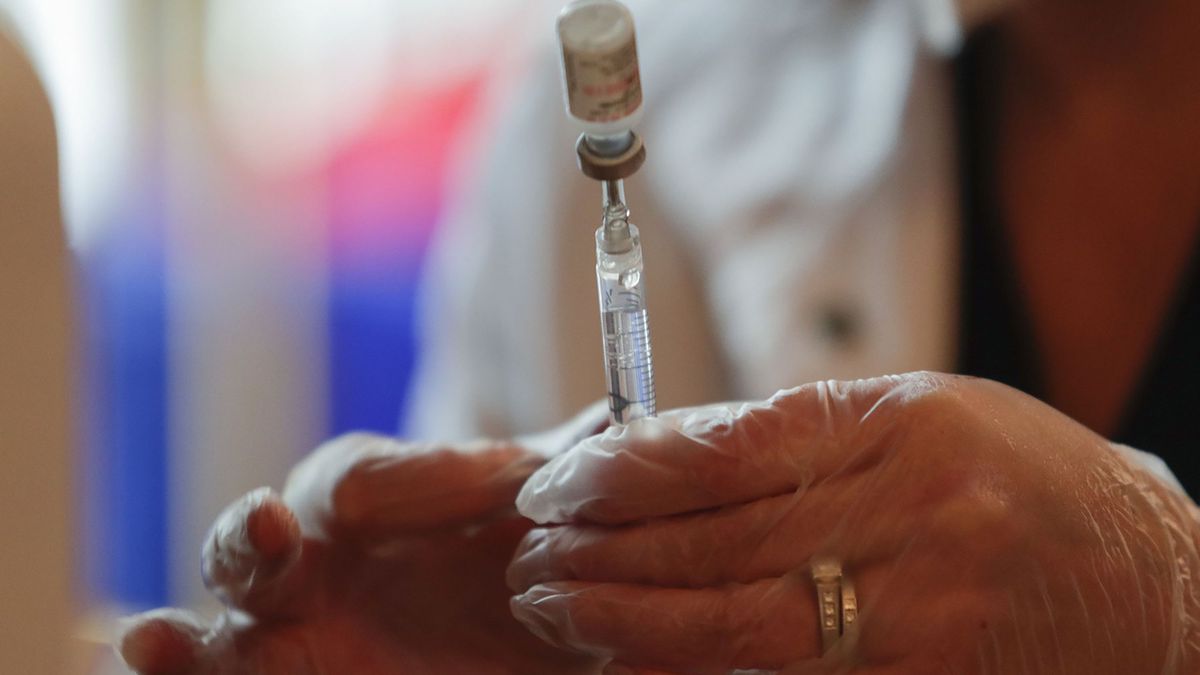 A Walgreens pharmacist prepares a dose of the Pfizer-BioNTech COVID-19 vaccine at Plymouth Place in La Grange Park, Illinois, on Saturday, Jan. 16, 2021. (Mike Mantucca/Chicago Tribune/Tribune News Service via Getty Images)