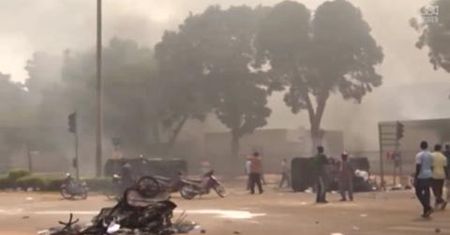 Burkina Faso: demonstranci podłożyli ogień pod budynkami parlamentu