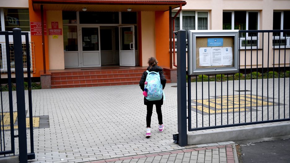 Koronawirus w Polsce i na świecie. Obostrzenia w wielu krajach są luzowane. Dzieci wracają do szkół