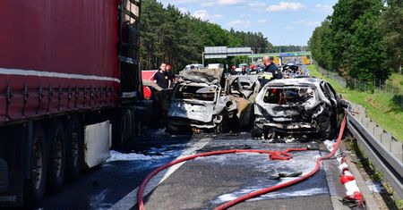Za nagrywanie wypadków grozi do 500 zł mandatu. Na autostradzie A6 to jednak nic nie dało