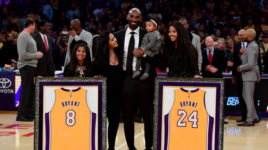 Getty Images / Harry How / Na zdjęciu: Kobe Bryant podczas uroczystości zastrzeżenia numerów