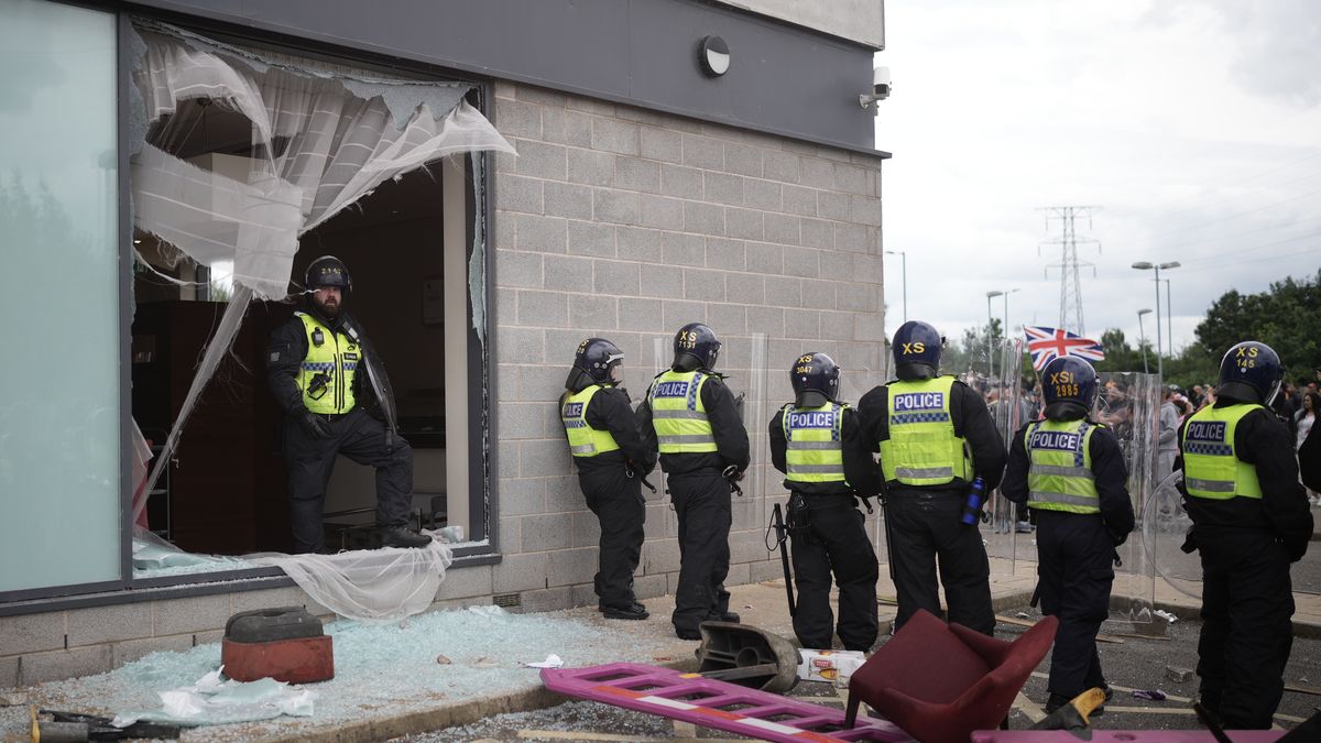 Northern Towns See Further Unrest From Far Right
ROTHERHAM, ENGLAND - AUGUST 4: Riot police create a barricade in front of windows broken during riots between anti-migration protesters outside of the Holiday Inn Express in Manvers, which is being used as an asylum hotel, on August 4, 2024 in Rotherham, United Kingdom. Yesterday saw widespread violence as Far-right agitators in Liverpool and Manchester rioted and looted shops. Police were attacked and injured and dozens of arrests were made. (Photo by Christopher Furlong/Getty Images)
Christopher Furlong