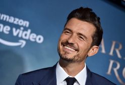 Orlando Bloom pokazał, czym będzie bawił się na torze. Ma dwa koła i napis "Aprilia"