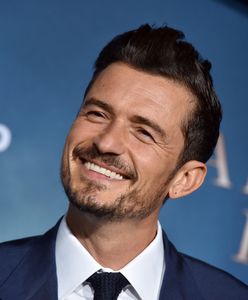 Orlando Bloom pokazał, czym będzie bawił się na torze. Ma dwa koła i napis "Aprilia"