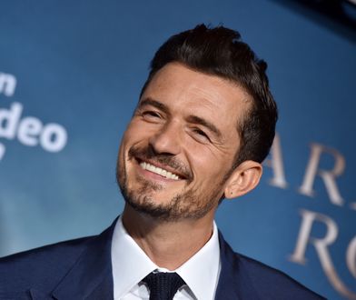 Orlando Bloom pokazał, czym będzie bawił się na torze. Ma dwa koła i napis "Aprilia"