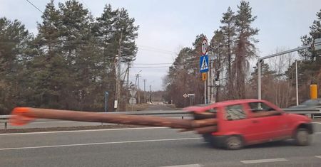 Tak wiózł drewno. Auto ledwo jechało