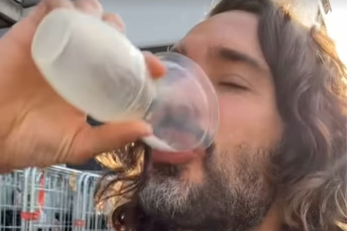 Wypił mleko z piersi swojej żony.