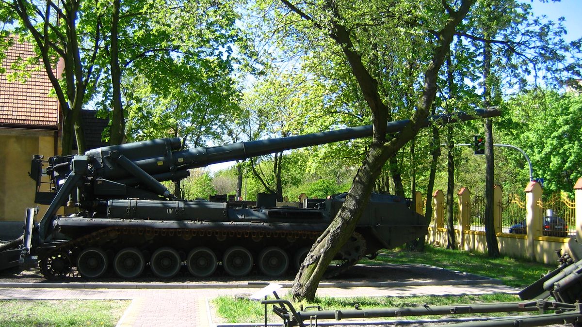 Armata 2S7 Pion, znana także jako "Piwonia"