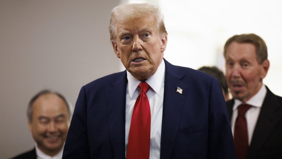 US President Donald Trump arrives to give remarks on artificial intelligence (AI) infrastructure in the Roosevelt Room of the White House in Washington DC, USA, 21 January 2025. Trump was joined by the leaders of OpenAI, Softbank, and Oracle, where he announced a new artificial intelligence (AI) initiative and faced questions regarding his 06 January pardons. EPA/AARON SCHWARTZ / POOL Dostawca: PAP/EPA.