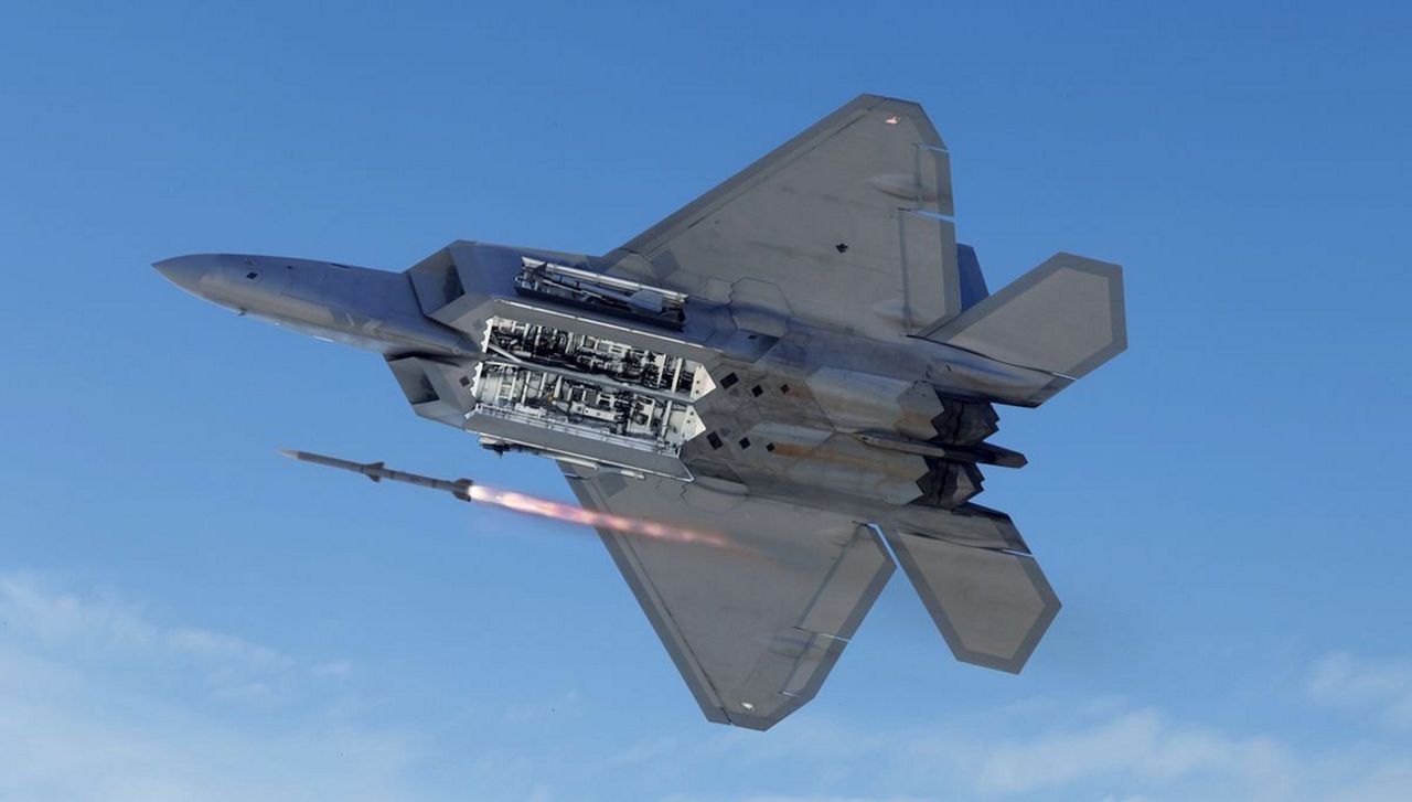 Samolot F-22 Raptor wystrzeliwujący pocisk powietrze powietrze AMRAAM