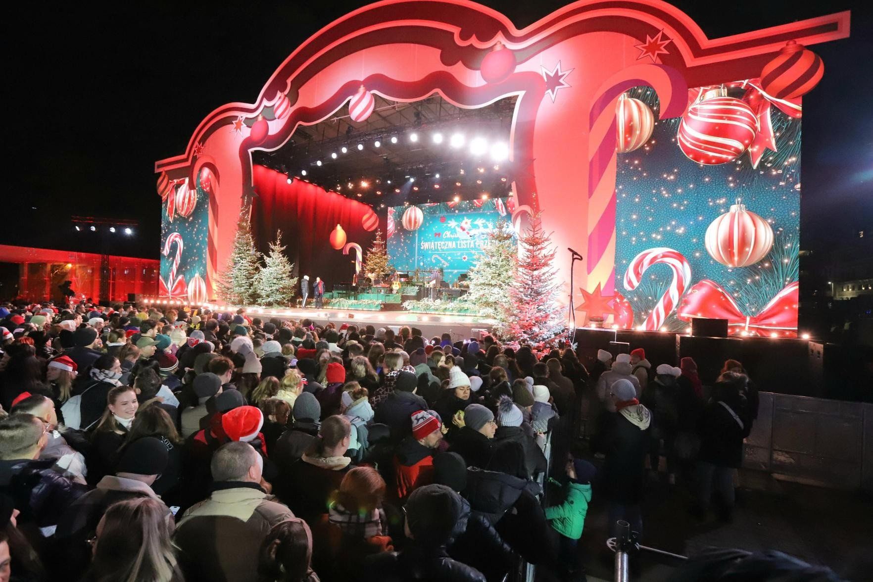 Tłum na placu Wolności. Koncert będzie transmitowany na żywo przez Polsat