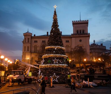 Bielsko-Biała. Miasto stroi się na święta Bożego Narodzenia. Choinka już stoi