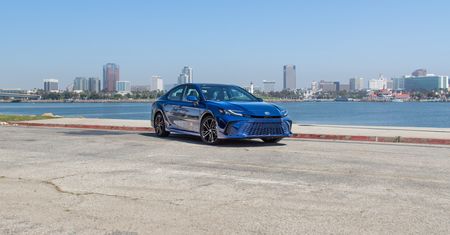 Pierwsza jazda: nowa Toyota Camry – ostatni, ale jakże oszczędny, Mohikanin