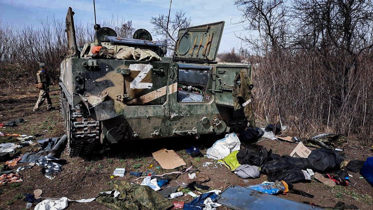 Rozbity pojazd opancerzony wojsk rosyjskich 