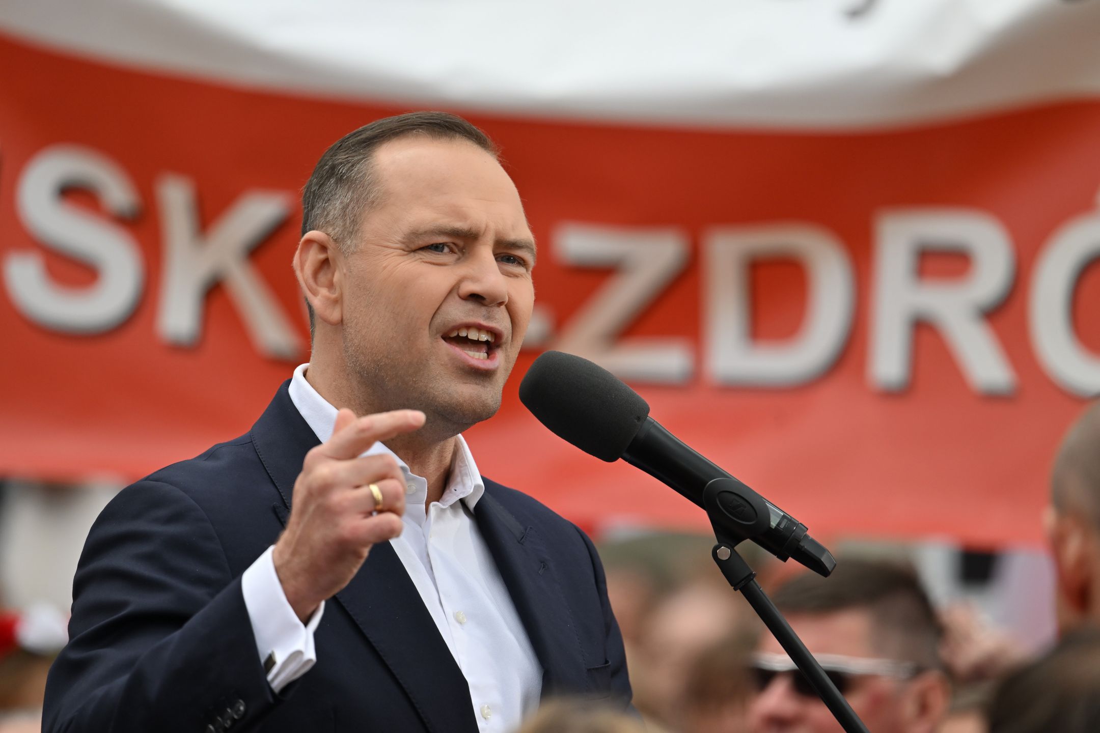 Kielce, 11.05.2025. Wybory Prezydenta RP 2025 - kampania. Kandydat Komitetu Obywatelskiego w zbliżających się wyborach na fotel prezydenta RP, popierany przez Prawo i Sprawiedliwość prezes Instytutu Pamięci Narodowej Karol Nawrocki podczas spotkania wyborczego na Placu Artystów w Kielcach, 11 bm. (jm) PAP/Piotr Polak