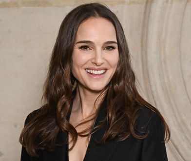 Natalie Portman przywróci garsonki? Spójrzcie na jej stylizację z pokazu Diora