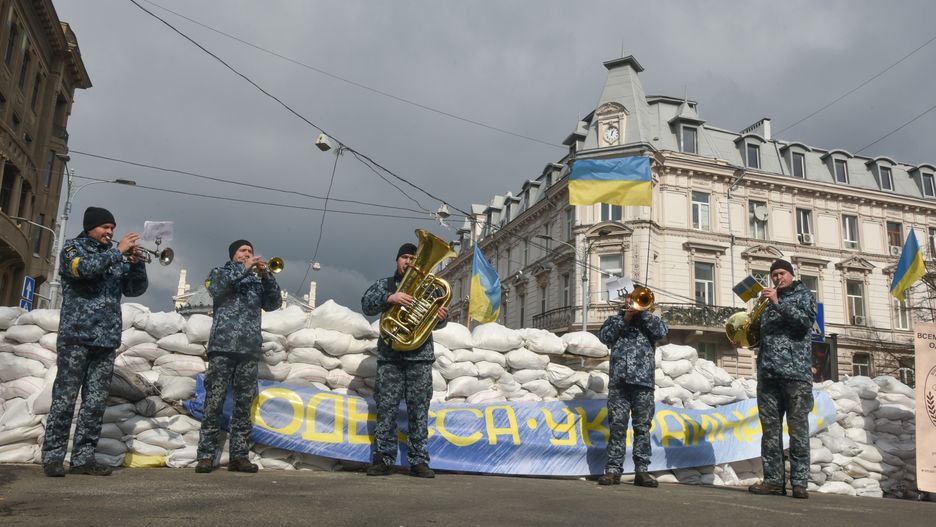 ODESSA, UKRAINE - MARCH 08: Ukrainian military seamen and civil band organize a concert near barricades at the center of Odessa to give comfort and raise the morale of civilians and security forces, while security measures are taken to the highest level in the city on March 8, 2022. (Photo by Maksym Voitenko/Anadolu Agency via Getty Images)