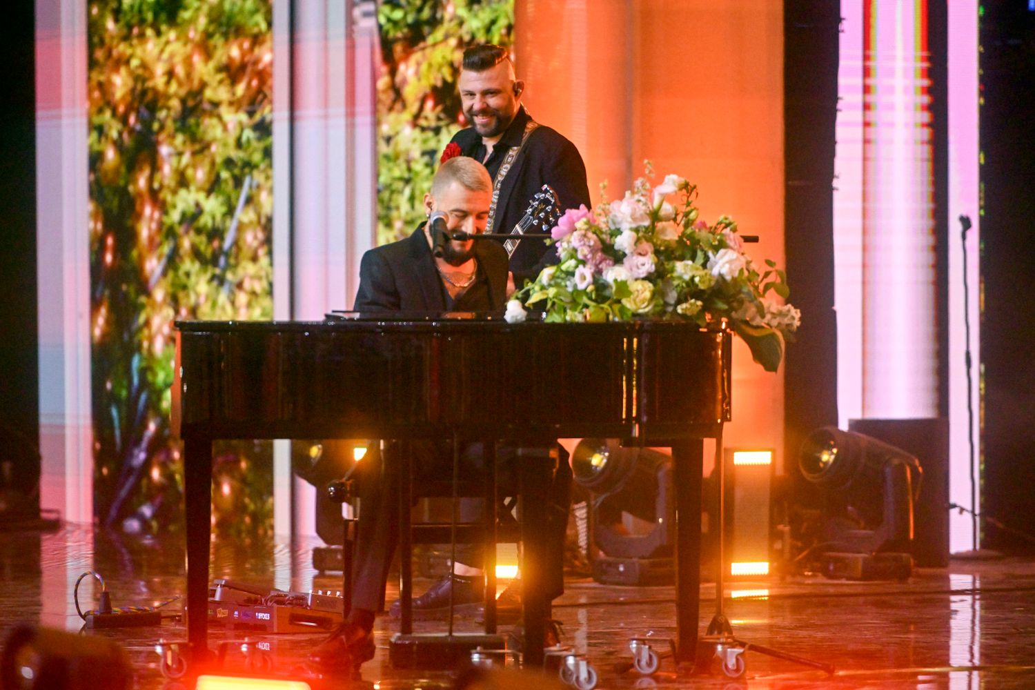 Sopot SuperHit Festiwal 2023. Dawid Kwiatkowski na scenie z bratem