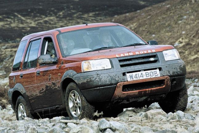 Land Rover Freelander został przyjęty z niesmakiem, jako udawany Land Rover. Chwilę później nie tylko Brytyjczycy docenili jego zalety. Dziś odchodzi 2 generacja tego modelu i... już nie wróci. Freelandera zastąpił Discovery Sport.