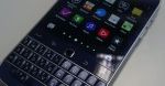 Brązowy i niebieski BlackBerry Classic pozują do zdjęć