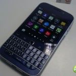 Brązowy i niebieski BlackBerry Classic pozują do zdjęć
