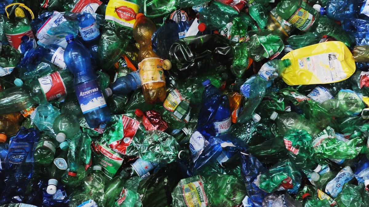 Rossmann wypowiada wojnę plastikowi. Środki czystości do własnego pojemnika 1