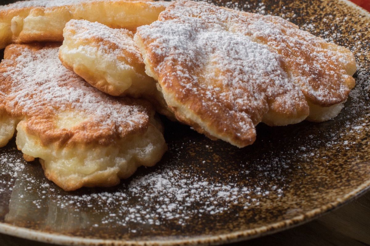 Delicious and fluffy pancakes sprinkled with powdered sugar