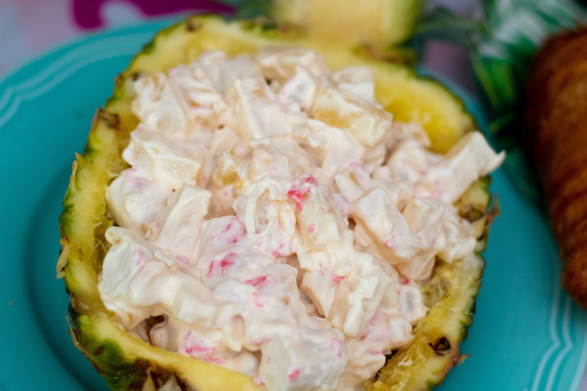 Sałatka z surimi w ananasie