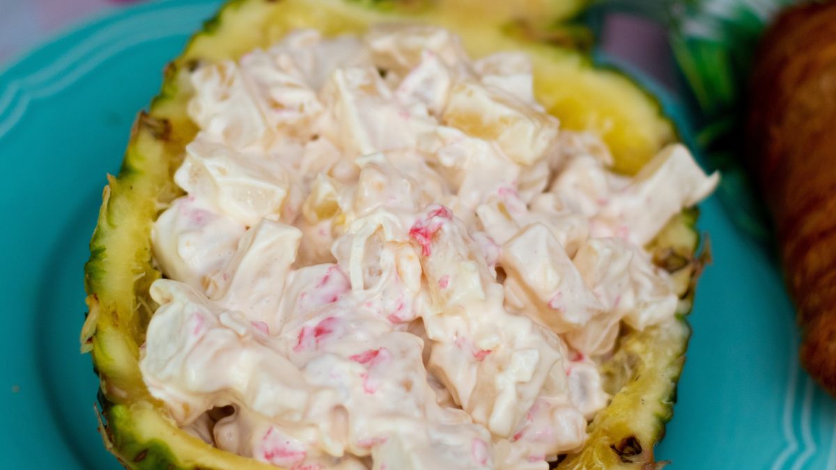 Sałatka z surimi w ananasie