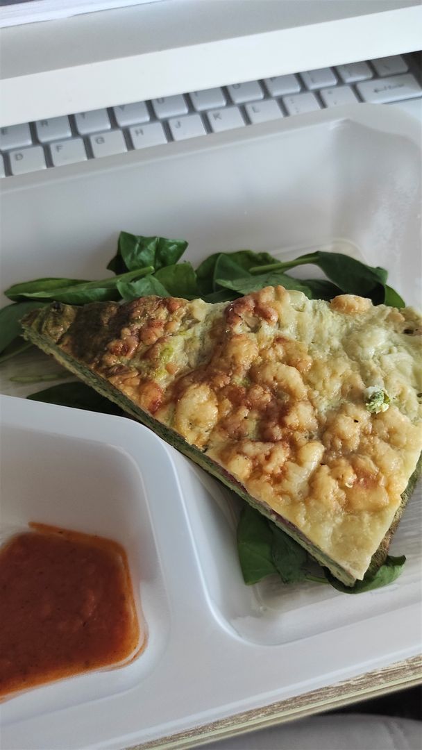 Frittata z włoską kiełbaską salsiccia, serem, zielonym groszkiem i szpinakiem z sosem ajwarowym