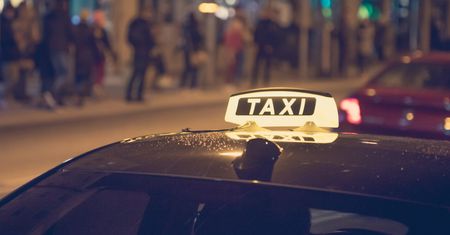 Podwózka w Sylwestra jest możliwa. Uber podpowiada jak sprytnie ją zamówić