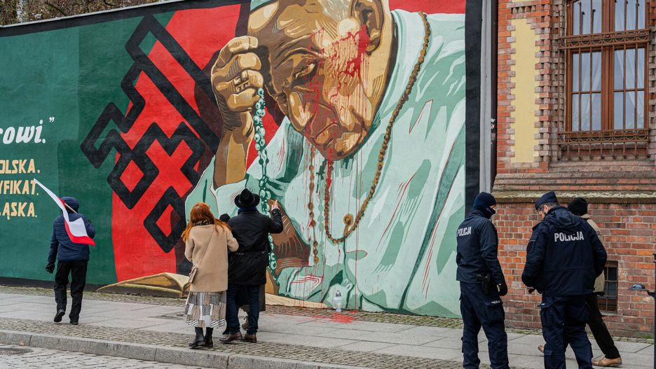 Zniszczony mural "papieski" we Wroc?awiu
02.04.2023 Wroclaw Marsz Jana Pawla II i zniszczony papieski mural we Wroclawiu fot.Krzysztof Kaniewski/REPORTER
Krzysztof Kaniewski/REPORTER