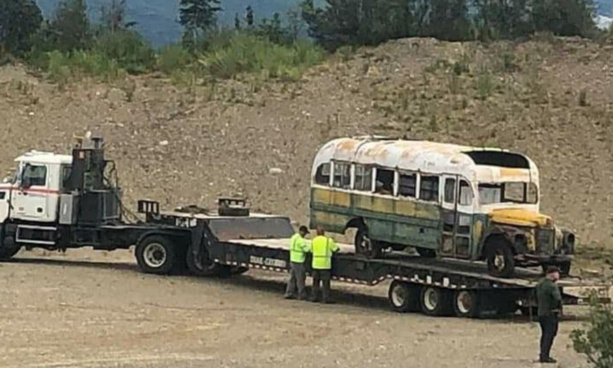 Alaska. Autobus z filmu "Wszystko za życie" usunięty z dzikiego terenu. Stwarzał zagrożenie