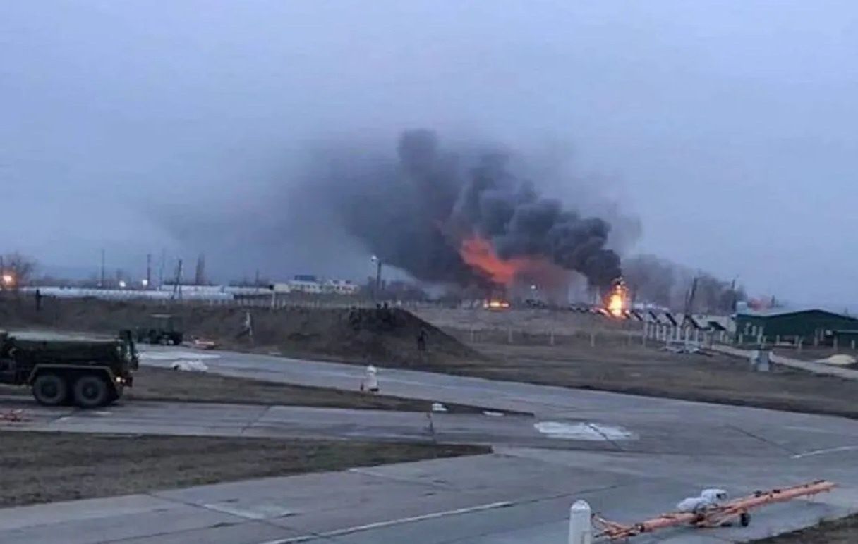 Atak na rosyjskie lotnisko. Widać szalejący pożar