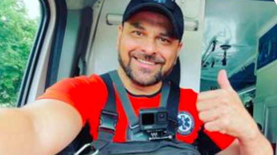 Warszawa. Pomagał potrzebującym, teraz sam walczy o życie. Za Marcina Borkowskiego - Borkosia, przemierzającego także po godzinach dyżurów stołeczne ulice w celu ratowania ofiar wypadków, trzyma kciuki całe środowisko (Patronite)