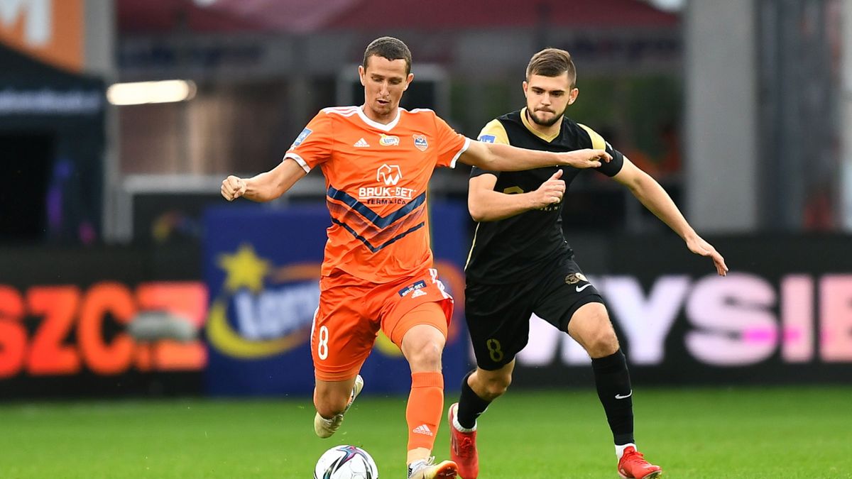 PAP / Maciej Kulczyński / Na zdjęciu: zawodnik KGHM Zagłębia Lubin Samuel Stefanik (z lewej) i Łukasz Poręba (z prawej) z Bruk-Bet Termaliki Nieciecza 