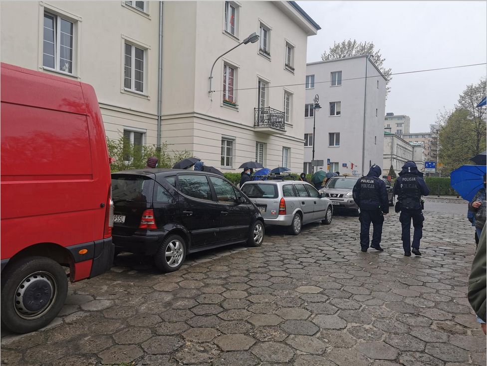 Warszawa. Gigantyczna kolejka przed punktem szczepień na placu Bankowym 