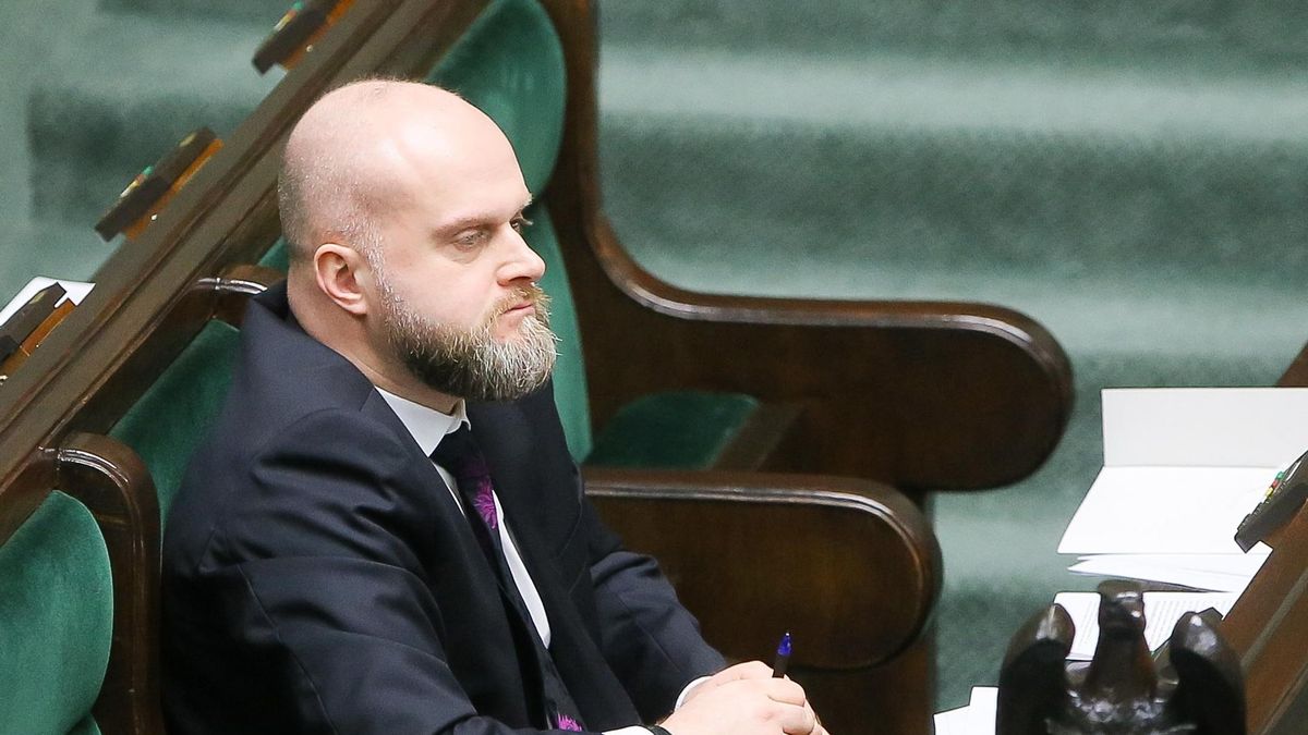 Korzystna dla firm farmaceutycznych polityka Ministerstwa Zdrowia zaczęła się, gdy wiceministrem odpowiedzialnym za leki został Krzysztof Łanda. Z rządu odszedł wiosną 2017 r. w atmosferze oskarżeń o konflikt interesów.